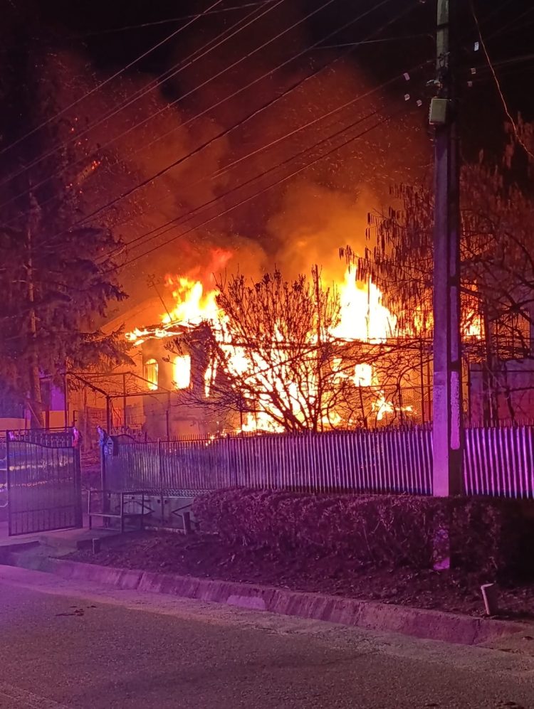 Incendiu devastator în Șotânga! Casă cuprinsă de flăcări pe 150 mp – Intervenție de urgență a pompierilor!