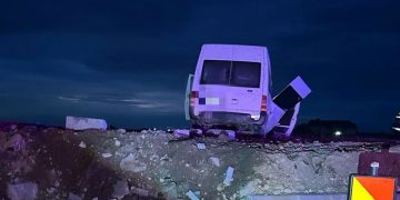 Grav accident pe DN7 la primele ore ale dimineții: Mașină proiectată pe sensul giratoriu, 6 persoane rănite