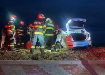Accident spectaculos pe DN7: Mașină proiectată pe un sens giratoriu! Doi răniți, transportați de urgență la spital