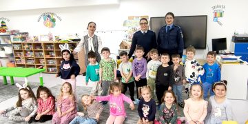 Jandarmii dâmbovițeni, în vizită la grădiniță – povești, zâmbete și lecții despre siguranță