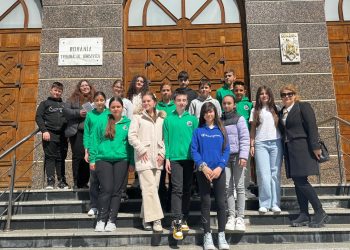 (Foto) Elevii din Vulcana-Băi, lecție de viață la Tribunalul Dâmbovița: printre robe, legi și visuri de justiție