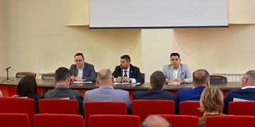 Prefectul Marian Tănase a chemat primarii la dialog: Ședință extinsă pentru soluții concrete în Dâmbovița