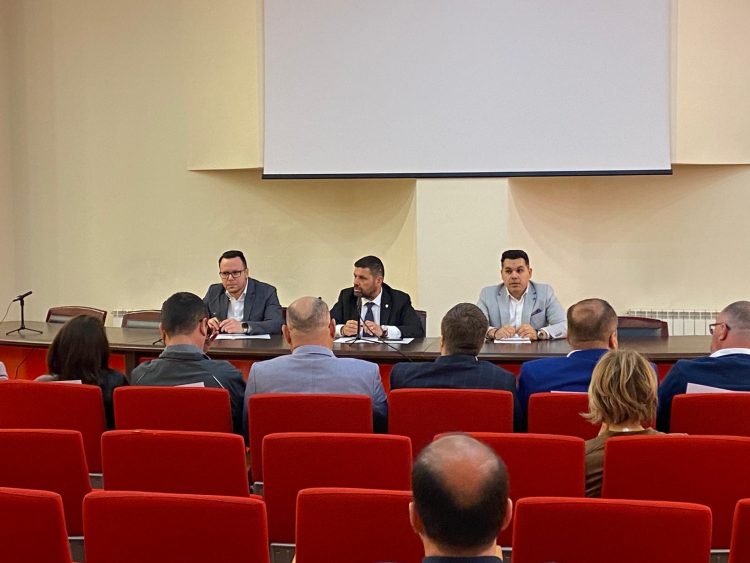 Prefectul Marian Tănase a chemat primarii la dialog: Ședință extinsă pentru soluții concrete în Dâmbovița