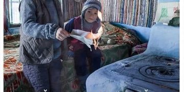 „Joaca cu focul poate ucide!” – Avertisment dur al pompierilor pentru părinți: copiii transformă lumânările și brichetele în pericole mortale