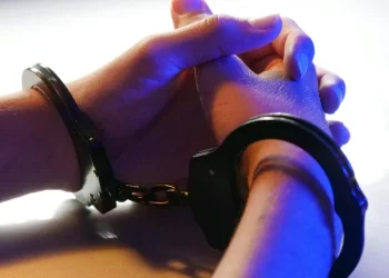 Șocant! Droguri de mare risc trimise prin corespondență într-un penitenciar din Dâmbovița: Doi inculpați reținuți și arestați preventiv