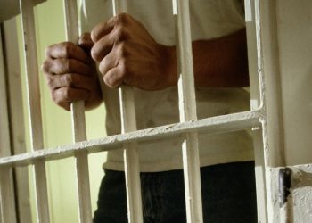 Mandat de executare a pedepsei pus în aplicare de polițiștii din Dâmbovița – tânăr condamnat pentru pornografie infantilă și act sexual cu un minor, încarcerat