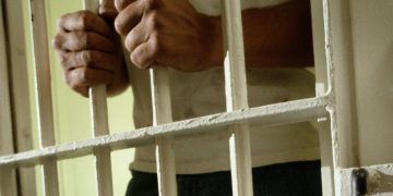 Mandat de executare a pedepsei pus în aplicare de polițiștii din Dâmbovița – tânăr condamnat pentru pornografie infantilă și act sexual cu un minor, încarcerat