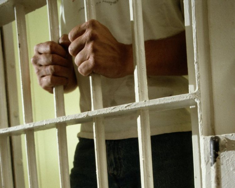 Mandat de executare a pedepsei pus în aplicare de polițiștii din Dâmbovița – tânăr condamnat pentru pornografie infantilă și act sexual cu un minor, încarcerat