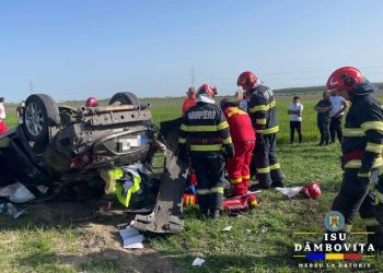 (Video) Grav accident rutier la Racovița: autoturism răsturnat, bărbat încarcerat și inconștient – elicopter SMURD solicitat la fața locului