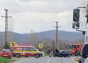 Accident rutier la Doicești! Două mașini implicate într-o coliziune violentă