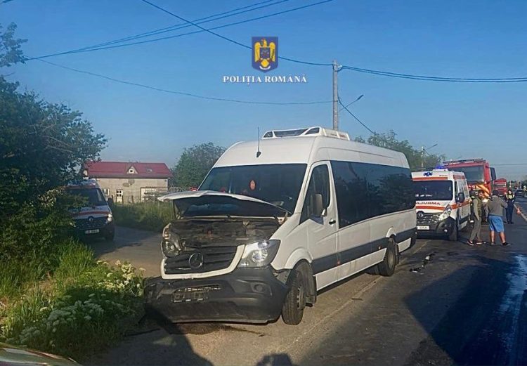 Accident grav pe DN71 la Bâldana: Impact violent între autoturism și microbuz, 5 răniți
