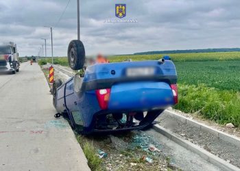 Accident între un buldoexcavator și un autoturism în afara localității Heleșteu: o tânără a ajuns la spital
