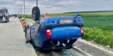 Accident între un buldoexcavator și un autoturism în afara localității Heleșteu: o tânără a ajuns la spital