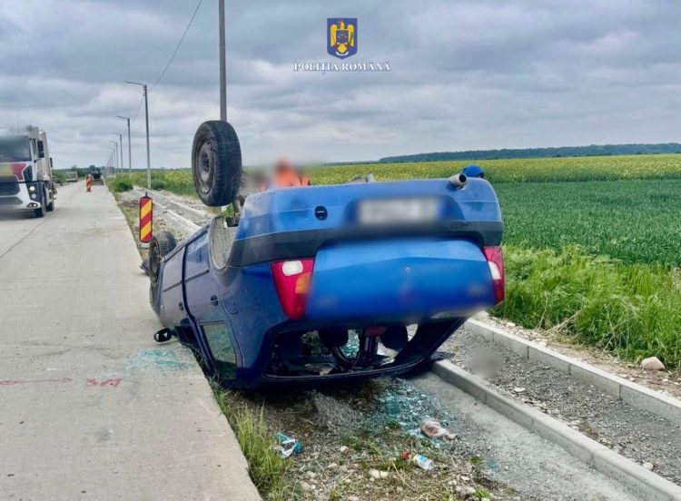 Accident între un buldoexcavator și un autoturism în afara localității Heleșteu: o tânără a ajuns la spital