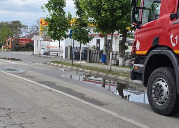 Alertă la o benzinărie din Titu: Scurgere de gaz de la o butelie GPL de 5000 litri, perimetru de siguranță instituit