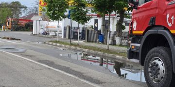 Alertă la o benzinărie din Titu: Scurgere de gaz de la o butelie GPL de 5000 litri, perimetru de siguranță instituit