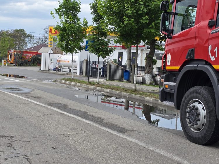 Alertă la o benzinărie din Titu: Scurgere de gaz de la o butelie GPL de 5000 litri, perimetru de siguranță instituit
