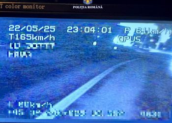 Inconștiență la volan! Șoferul torpilă, surprins cu 165 km/h în localitate – amendă usturătoare și permis suspendat!