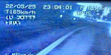 Inconștiență la volan! Șoferul torpilă, surprins cu 165 km/h în localitate – amendă usturătoare și permis suspendat!