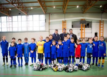 Deșeurile electrice s-au transformat în bucurie pentru micii sportivi din Titu: mingi și echipamente în schimbul reciclării!