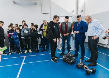 Campionii roboților au ajuns la Titu: Phantom Robotics i-a inspirat pe elevii de la Școala „Nicolae Grigorescu”!