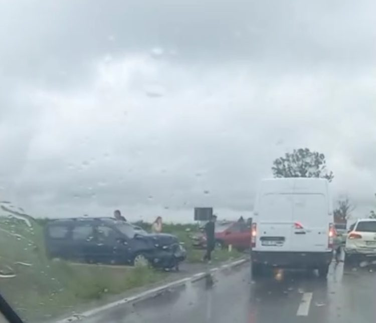 Accident pe DJ 711, în afara localității Comișani – Un bărbat de 55 de ani a ajuns la spital