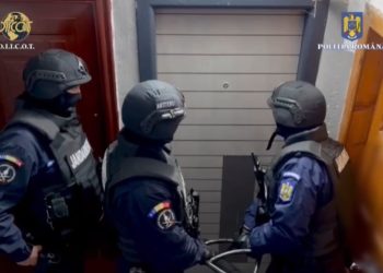 (Video) REȚEA DE DROGURI DESTRUCTURATĂ ÎN DÂMBOVIȚA! Cocaină și substanțe de mare risc vândute la negru – Doi traficanți reținuți după percheziții în Târgoviște, Bucșani și Aninoasa!
