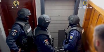 (Video) REȚEA DE DROGURI DESTRUCTURATĂ ÎN DÂMBOVIȚA! Cocaină și substanțe de mare risc vândute la negru – Doi traficanți reținuți după percheziții în Târgoviște, Bucșani și Aninoasa!