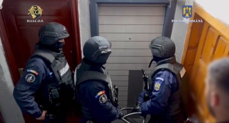 (Video) REȚEA DE DROGURI DESTRUCTURATĂ ÎN DÂMBOVIȚA! Cocaină și substanțe de mare risc vândute la negru – Doi traficanți reținuți după percheziții în Târgoviște, Bucșani și Aninoasa!