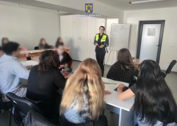 Peste 90 de activități informativ-preventive desfășurate de polițiștii dâmbovițeni în unitățile de învățământ din județ