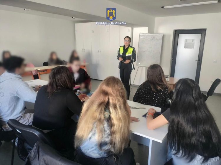 Peste 90 de activități informativ-preventive desfășurate de polițiștii dâmbovițeni în unitățile de învățământ din județ