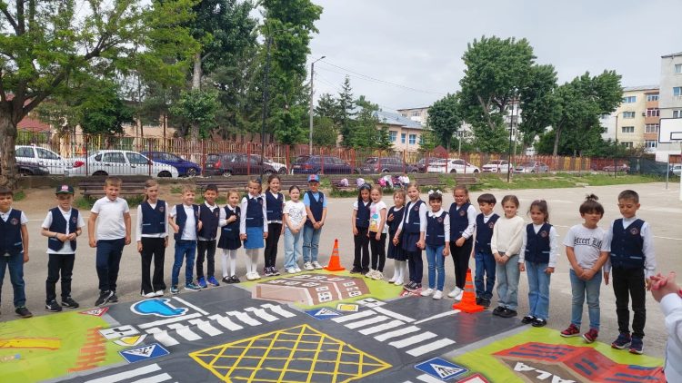 LABORATORUL MOBIL DE EDUCAȚIE RUTIERĂ ÎN VIZITĂ LA PANDURII LUI TUDOR