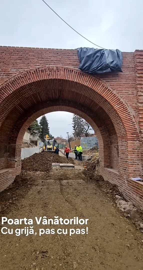 Poarta Dealu – Vânătorilor, readusă la viață: Restaurarea monumentului istoric, aproape de final