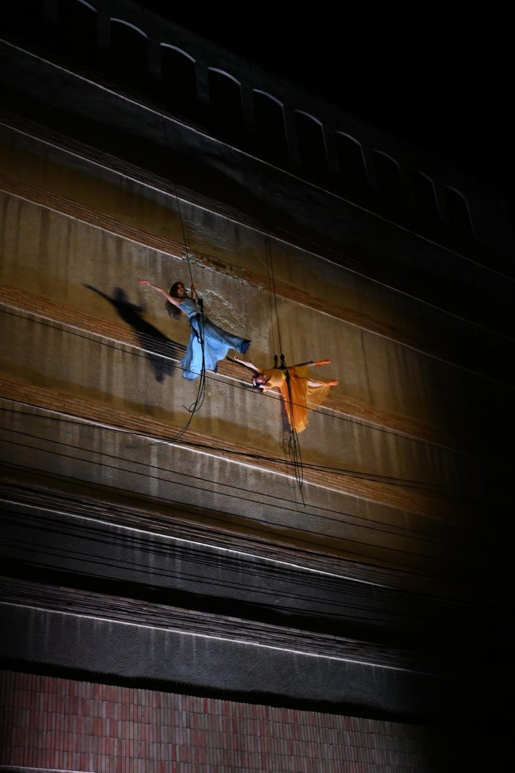 Ziua a opta a Festivalului BABEL – între vulnerabilitate, spectacol stradal și ritual scenic