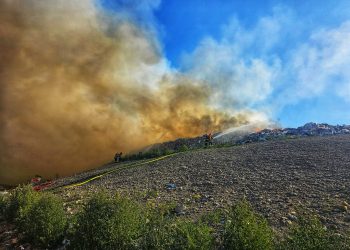 Incendiu de Proporții la Groapa de Gunoi din Aninoasa! RO-ALERT emis – Flăcări pe 700 mp, Intervenție de Urgență cu Forțe Suplimentate!