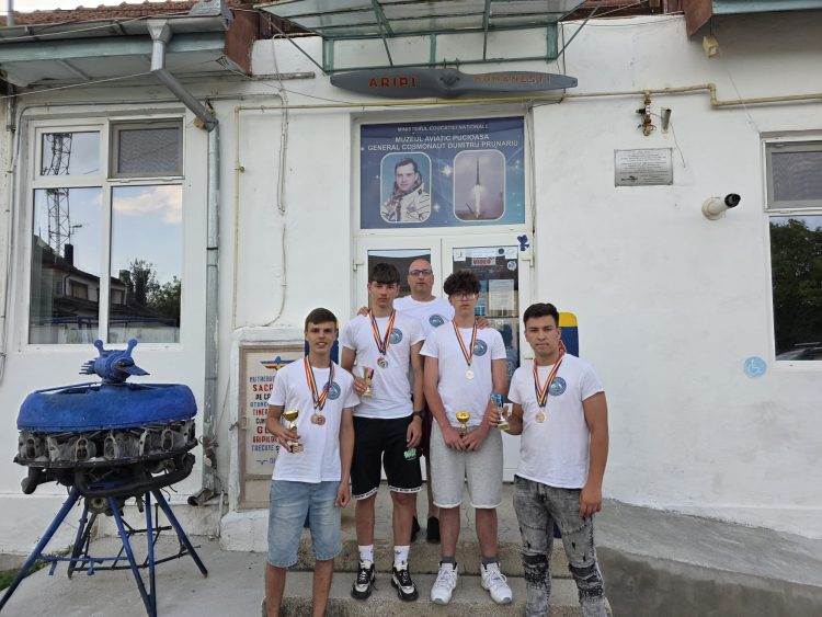 Pucioasa cucerește podiumul la Memorialul Aurel Vlaicu! Elevii și profesorul Nicolae Diaconescu, campioni naționali la aeromodele și rachetomodele!