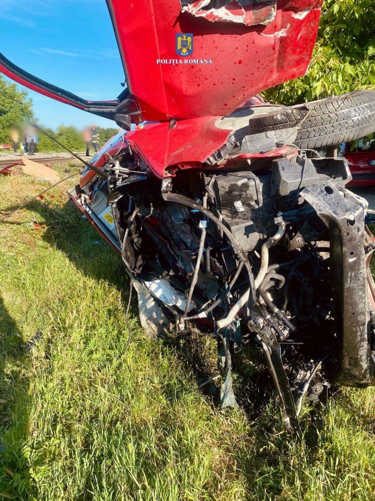 Tragedie pe calea ferată în Dâmbovița! Coliziune între tren și autoutilitară la Mogoșani – un mort și doi răniți!