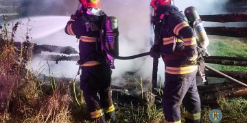 Incendiu izbucnit azi-noapte la o anexă gospodărească din Târgoviște, lichidat de pompieri în timp record