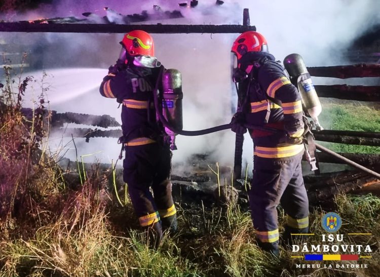 Incendiu izbucnit azi-noapte la o anexă gospodărească din Târgoviște, lichidat de pompieri în timp record