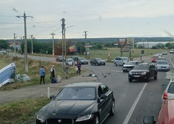 Accident rutier în afara localității Ungureni: Bărbat rănit după ce a lovit o căruță staționată