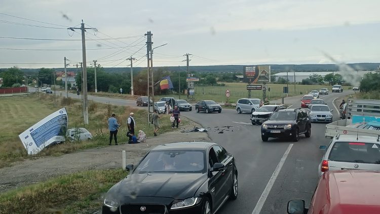 Accident rutier în afara localității Ungureni: Bărbat rănit după ce a lovit o căruță staționată