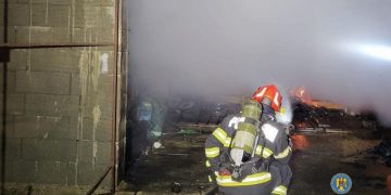 Incendiu în Miez de Noapte la Cândești-Deal: Intervenție Rapidă a Pompierilor