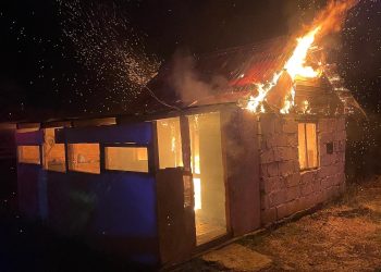 Casă cuprinsă de flăcări în Târgoviște – intervenție rapidă a ISU Dâmbovița