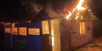 Casă cuprinsă de flăcări în Târgoviște – intervenție rapidă a ISU Dâmbovița