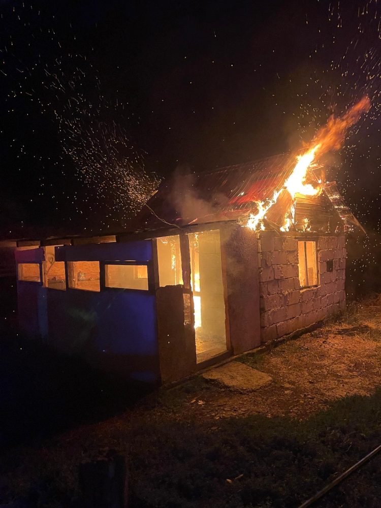 Casă cuprinsă de flăcări în Târgoviște – intervenție rapidă a ISU Dâmbovița