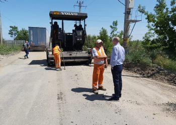 Drumarii dâmbovițeni, la datorie chiar și pe caniculă: lucrări de întreținere și modernizare pe mai multe drumuri județene