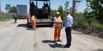 Drumarii dâmbovițeni, la datorie chiar și pe caniculă: lucrări de întreținere și modernizare pe mai multe drumuri județene