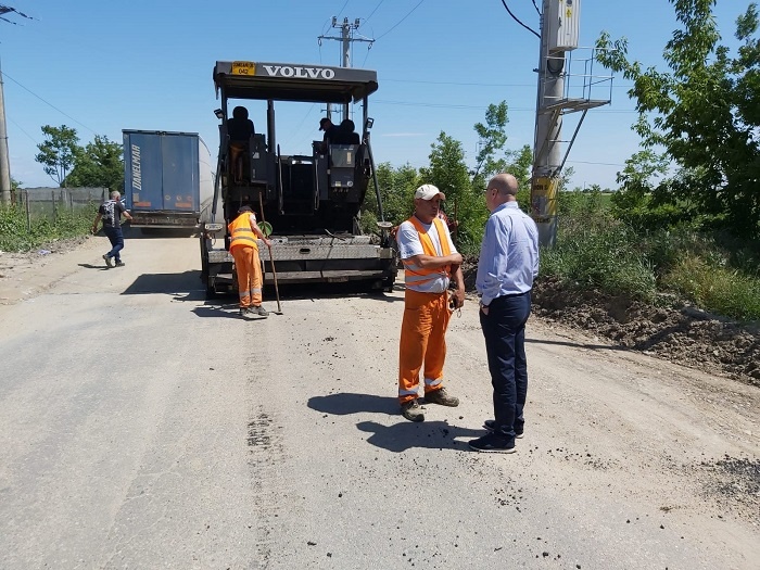 Drumarii dâmbovițeni, la datorie chiar și pe caniculă: lucrări de întreținere și modernizare pe mai multe drumuri județene