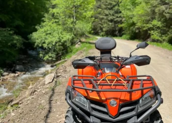 Minor de 14 ani, rănit după ce a intrat cu un ATV într-un șanț, în comuna Raciu – Vehiculul i-ar fi fost încredințat de un tânăr de 24 de ani