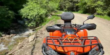 Minor de 14 ani, rănit după ce a intrat cu un ATV într-un șanț, în comuna Raciu – Vehiculul i-ar fi fost încredințat de un tânăr de 24 de ani